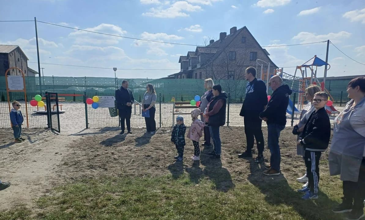 Nowy plac zabaw oficjalnie otwarty. Wstęgę przecięto podczas pikniku — zdjęcie 3 z 9