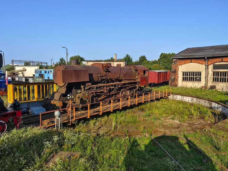 Parowóz w prezencie. Transport do Jarocina był wielkim wyzwaniem. ZOBACZ FILM — zdjęcie 3 z 11
