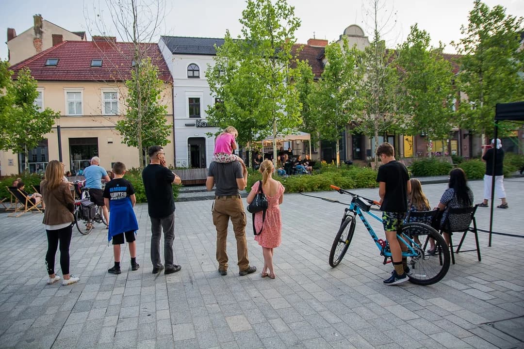 Bajkowo na rynku w Jarocinie. Rozpoczęły się „letnie brzmienia” [ZDJECIA]