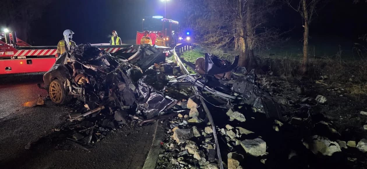 Nocny dramat na DW309. Z przystanku i Audi nie zostało niemal nic, służby pracowały 5 godzin — zdjęcie 3 z 6