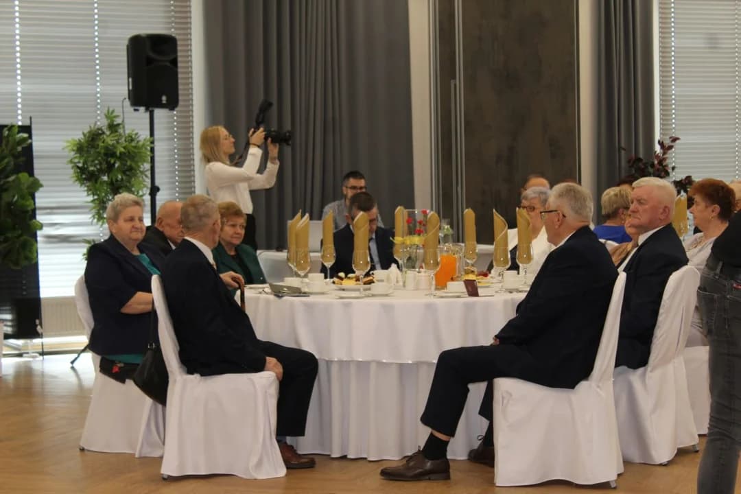 Na te medale czekali dłużej niż zwykle. Wyjątkowa uroczystość dla par świętujących 50. rocznicę ślubu w Jarocinie [ZDJĘCIA] — zdjęcie 4 z 230