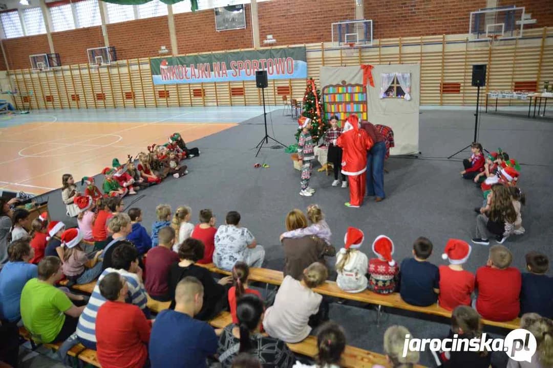Wyjątkowe Mikołajki w Szkole Podstawowej nr 2 w Jarocinie [ZOBACZ ZDJĘCIA] — zdjęcie 3 z 119