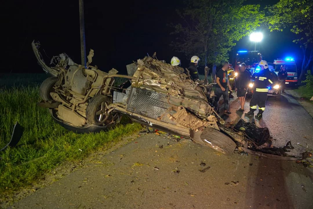 Kierowca volkswagena golfa  rozbił auto na drzewie na drodze Lubinia Mała - Dobieszczyzna — zdjęcie 4 z 18