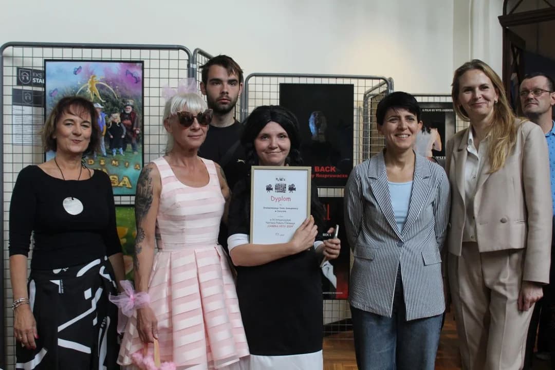 ŚDS w Jarocinie rozstrzygnął konkurs na najlepszy plakat filmowy. Wystawa w holu pałacu Radolińskich [ZDJĘCIA]