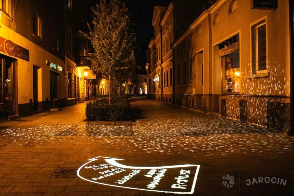 Zakończył się montaż iluminacji świetlnych nad czterema ulicami w centrum Jarocina. Zobaczcie efekty [ZDJĘCIA]
