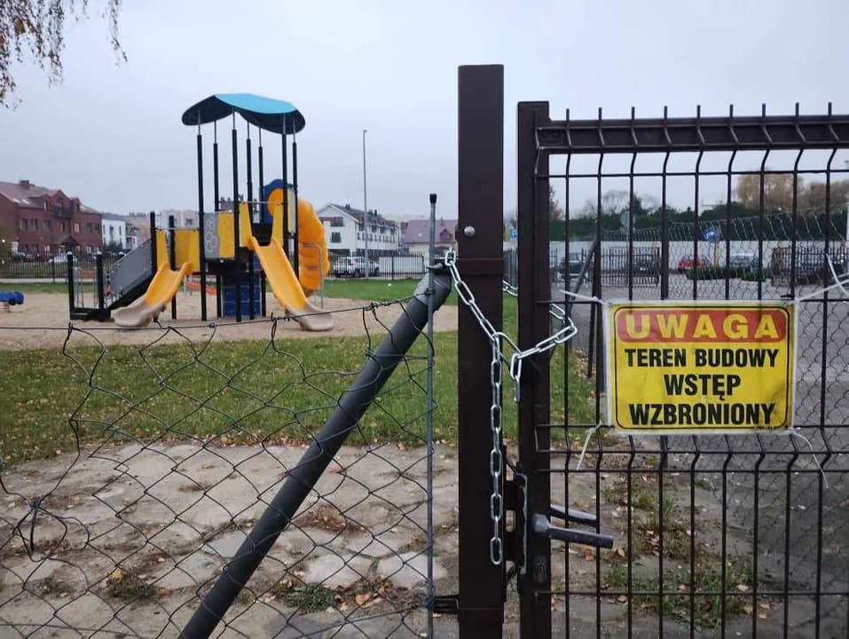 Nowy plac zabaw przy ul. Marii Curie-Skłodowskiej w Jarocinie do rozbiórki? — zdjęcie 1 z 6
