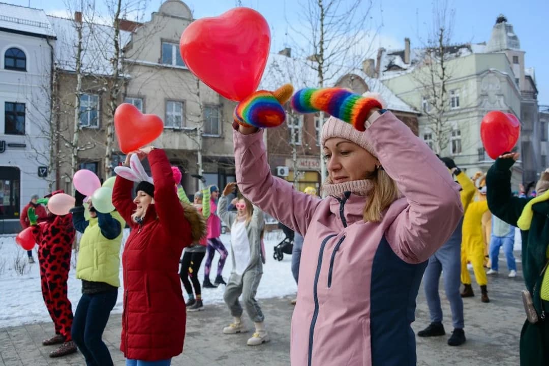 Mimo mrozu na rynku w Jarocinie zrobiło się dzisiaj gorąco. Ludzie wyszli z domów, aby swoją radością i energią pomóc Julce [ZDJECIA]