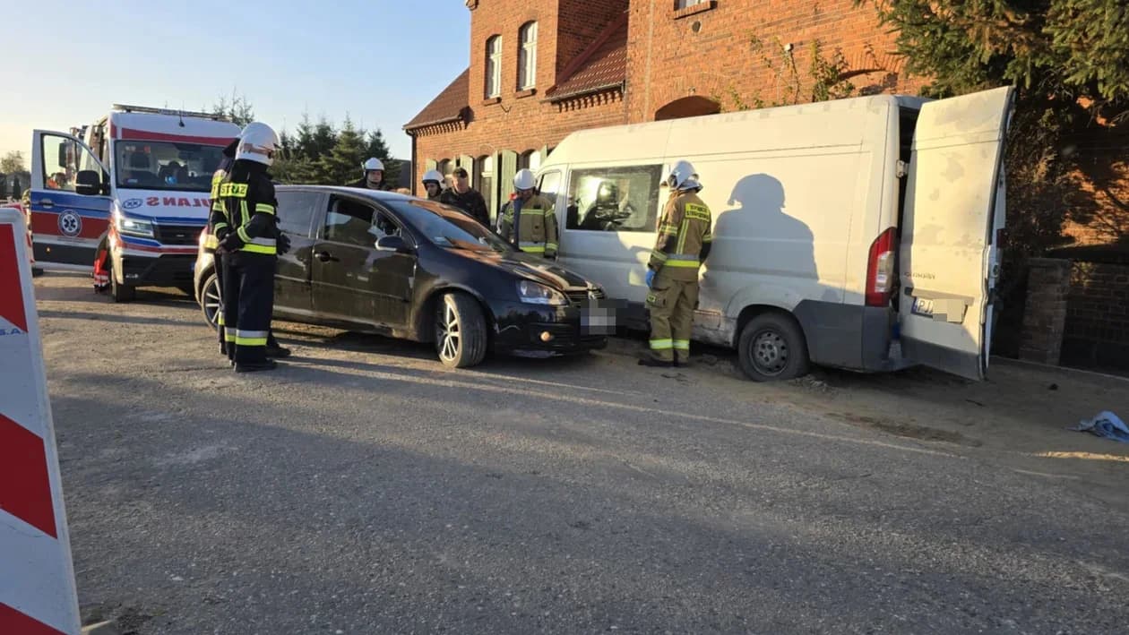 Volkswagenem uderzył w auto stojące na poboczu drogi w Goli