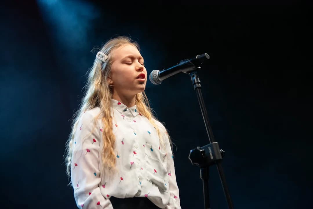 Wielkie emocje w JOK-u. Za nami III Gminny Festiwal Piosenki Angielskiej — zdjęcie 6 z 95