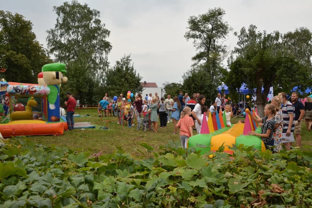 Na odpuście w Golinie odbył się pokaz mody z aktorami — zdjęcie 4 z 25