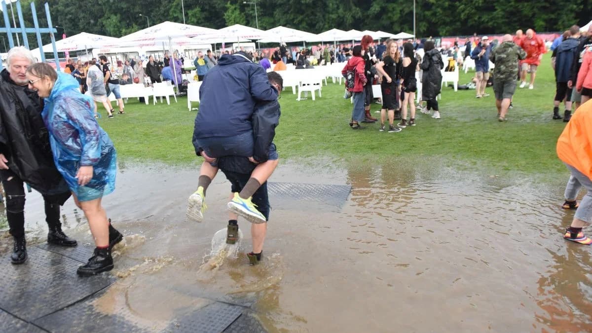 Tak bawiliście w błocie i deszczu podczas pierwszego dnia Jarocin Festiwal 2026