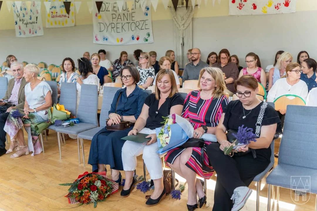 Wielu gości żegnało odchodzącego na emeryturę dyrektora.