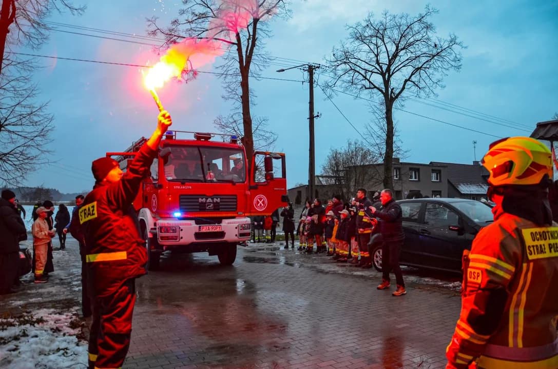 Racami witali samochód dla OSP Łuszczanów