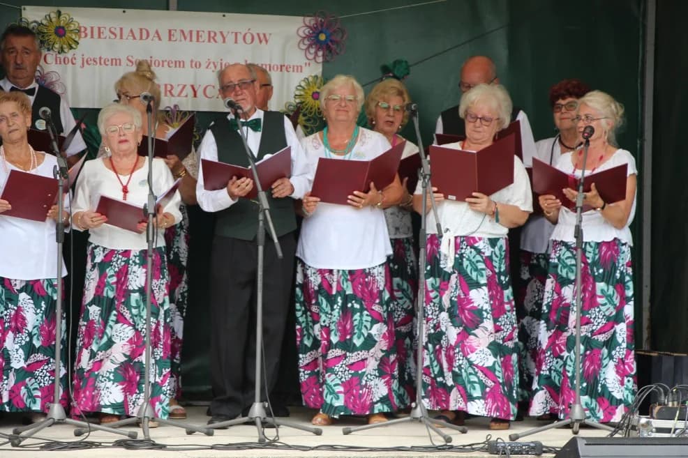 IX Biesiada Seniorów w Strzyżewie. "Choć jestem seniorem, to żyję z humorem" — zdjęcie 3 z 178