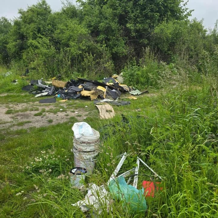 Śmieci przy drodze Roszków - Siedlemin