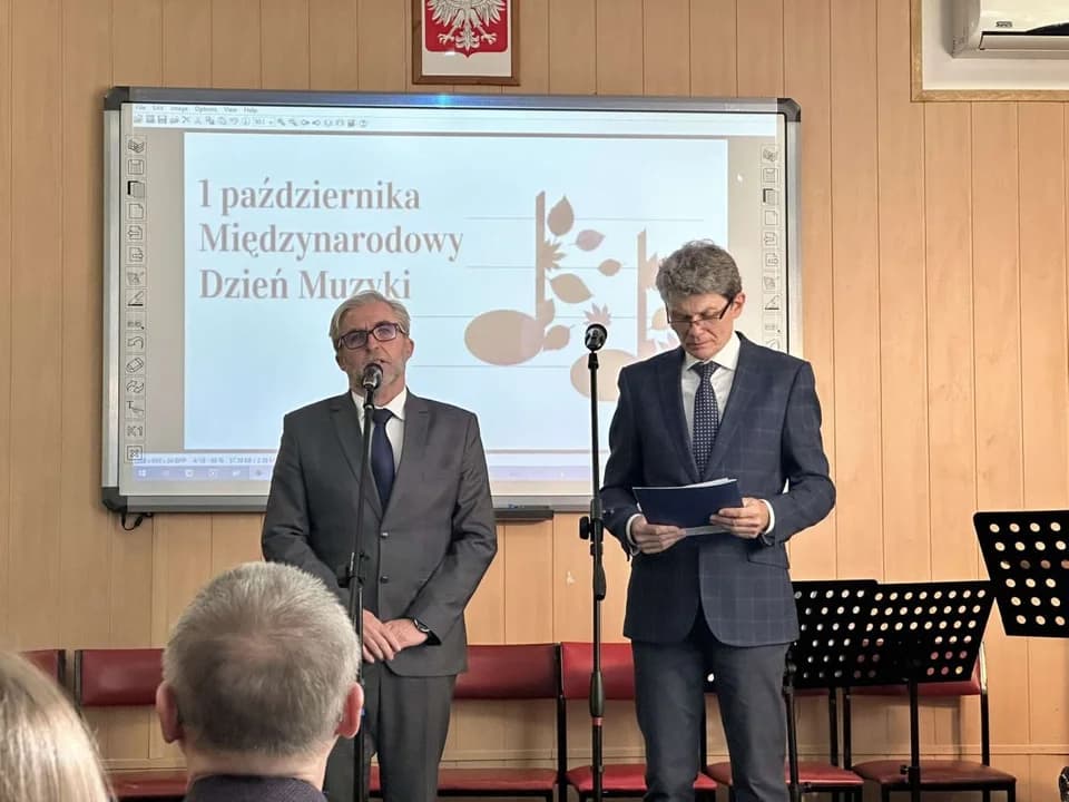Inicjatorem tego corocznego wydarzenia był Sławomir Adamiak (z prawej), były już dyrektor szkoły. Tradycję kontynuuje też Sławomir Wilak — zdjęcie 2 z 24