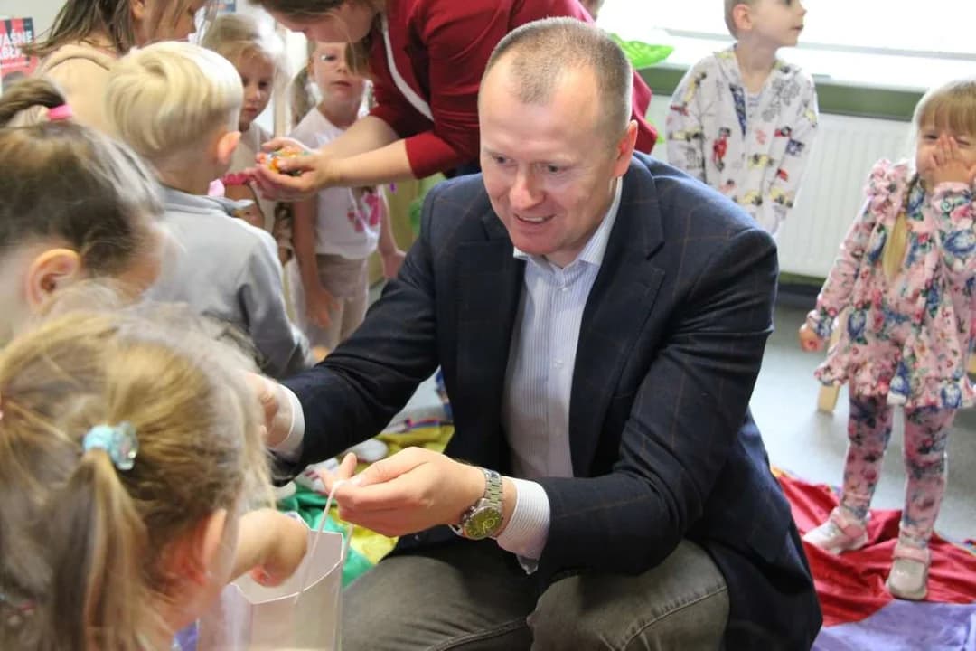 Na zakończenie starosta miał dla dzieci słodką niespodziankę - całą torbę cukierków.