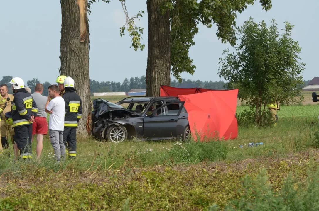 Tragedia w sąsiednim powiecie. Policjanci w BMW znaleźli dwie osoby. 27-latek nie żyje