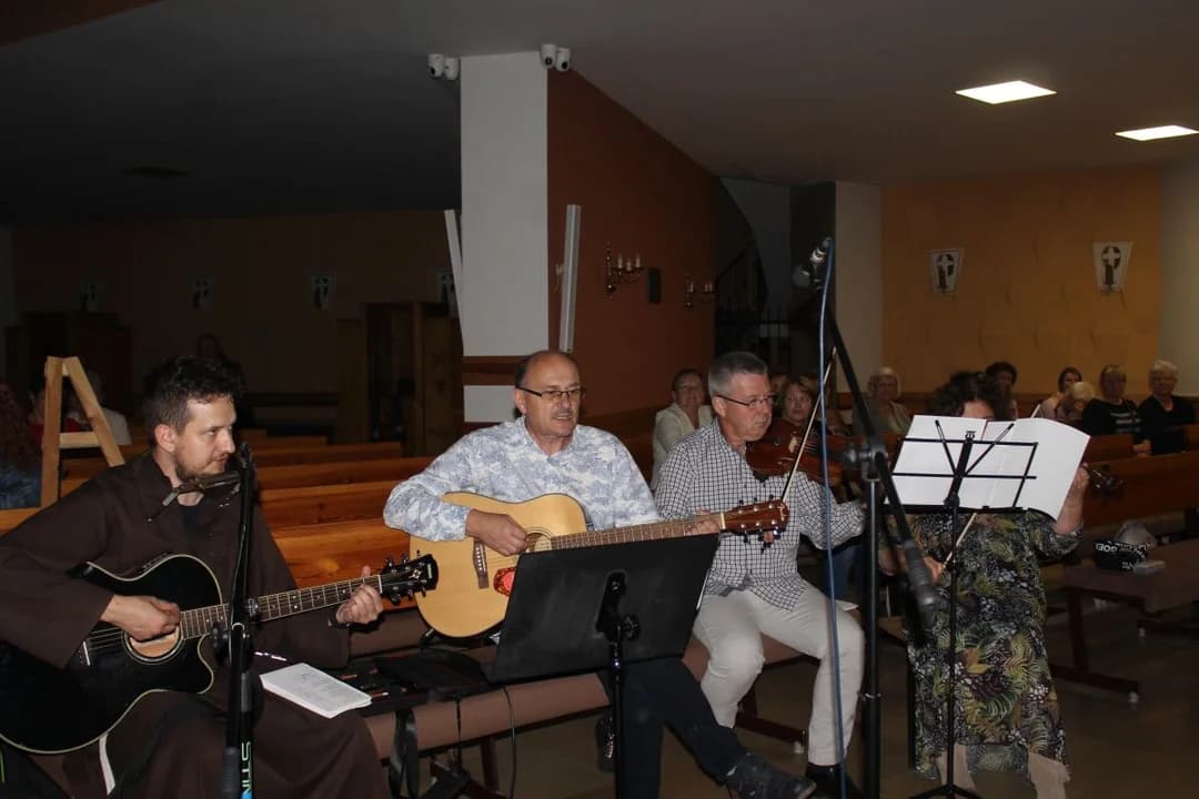 U franciszkanów w Jarocinie z okazji odpustu błogosławiono zwierzęta — zdjęcie 4 z 127