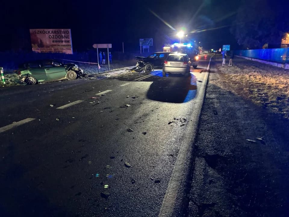 Zderzenie trzech pojazdów na DK 11 w Klęce
