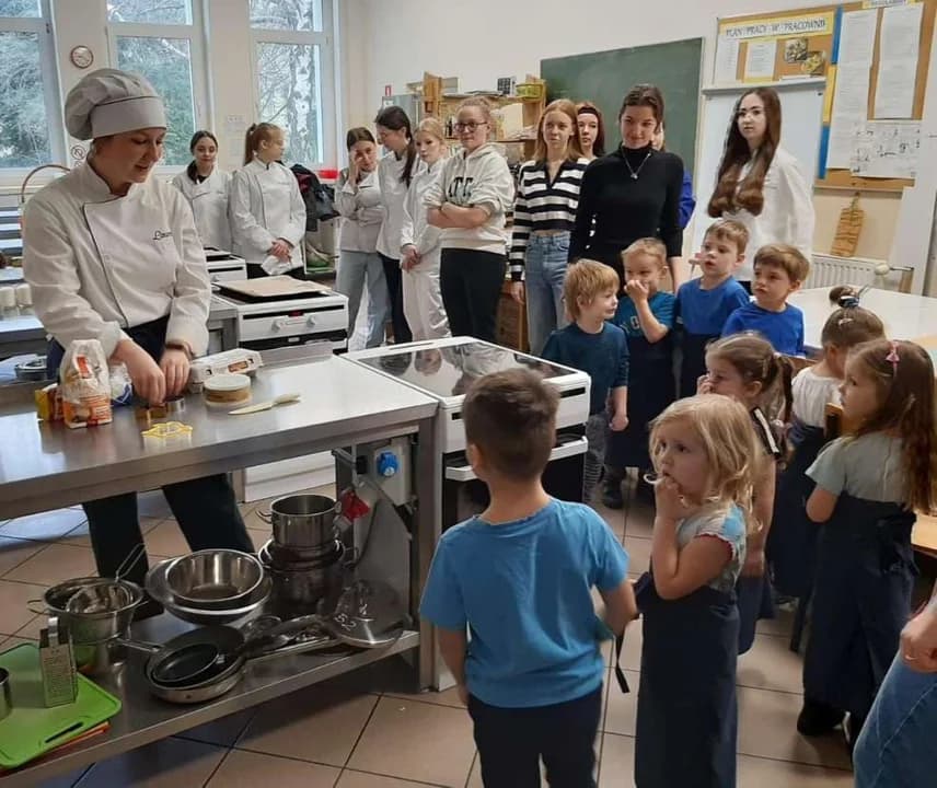 Zajęcia dla przedszkolaków w Zespole Szkół Ponadpodstawowych nr 1 w Jarocinie — zdjęcie 4 z 24