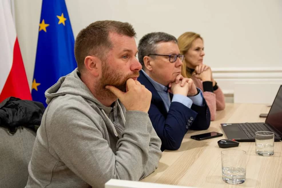 O ruchu aut na rynku w Jarocinie dyskutowano na spotkaniu w ratuszu. Jakie będą skutki tej dyskusji? [ZDJĘCIA, SONDA]