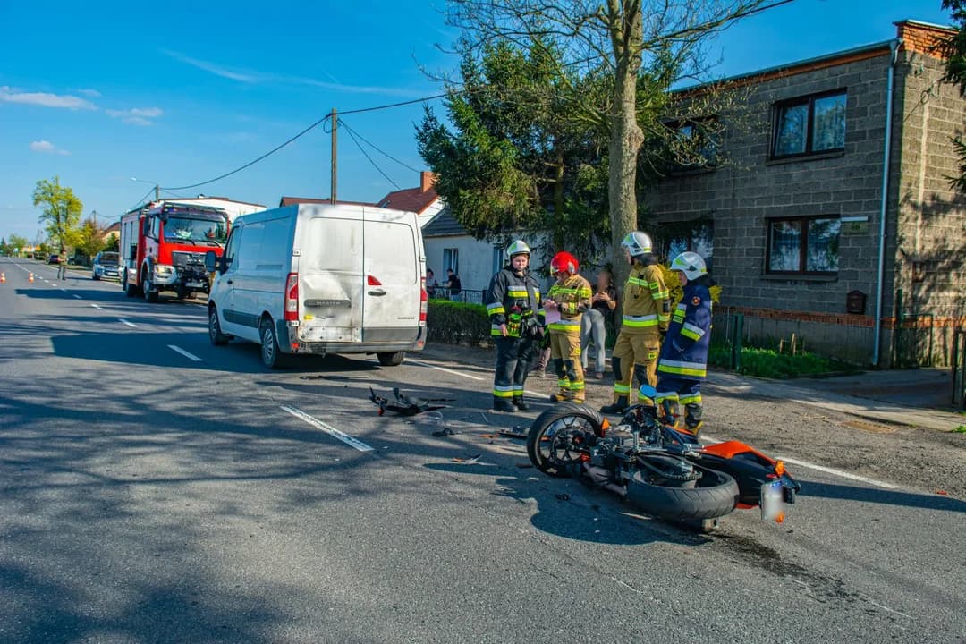 Zderzenie motocyklisty z autem dostawczym na DK 12 w Jaraczewie