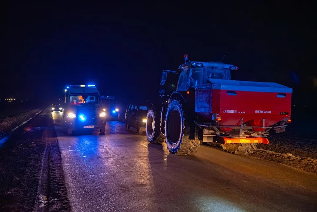 Do groźnie wyglądającego zdarzenia doszło w gminie Jaraczewo,  gdzie osobówka zderzyła się z traktorem [ZDJĘCIA]
