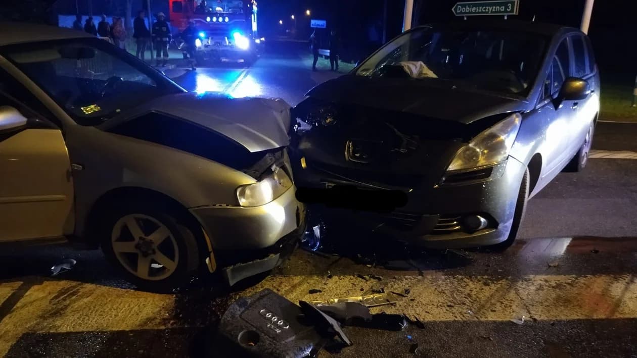 Zderzenie dwóch aut na drodze wojewódzkiej 443 w Suchej
