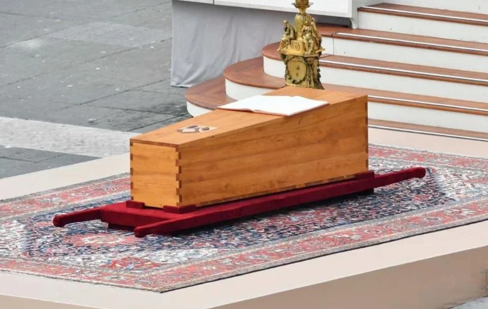 Ostatnie pożegnanie papieża Benedykta. Uroczystości poprowadził jego następca - Franciszek