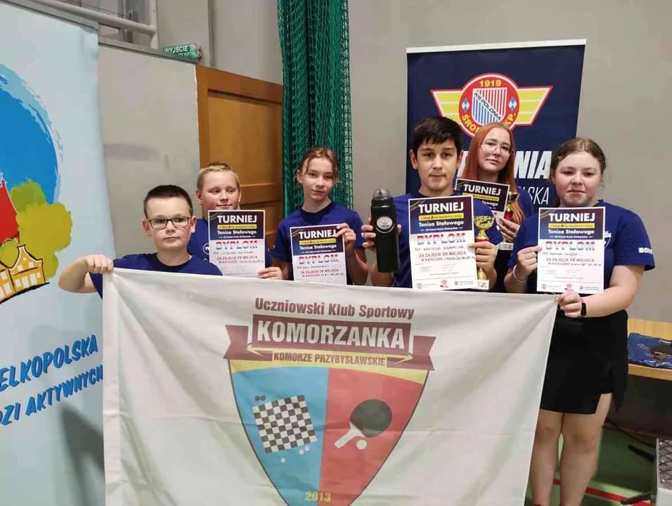 Komorzanka z medalami za warcaby i tenis stołowy