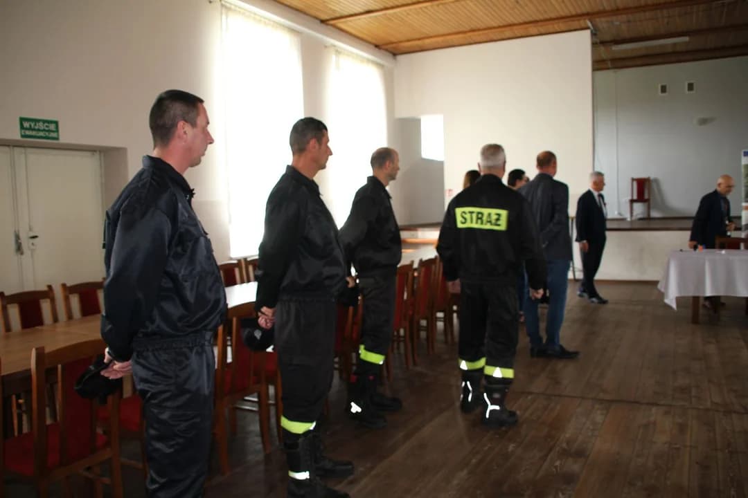 Wicemarszałek Grabowski przywiózł pieniądze na modernizację świetlicy w Radlinie
