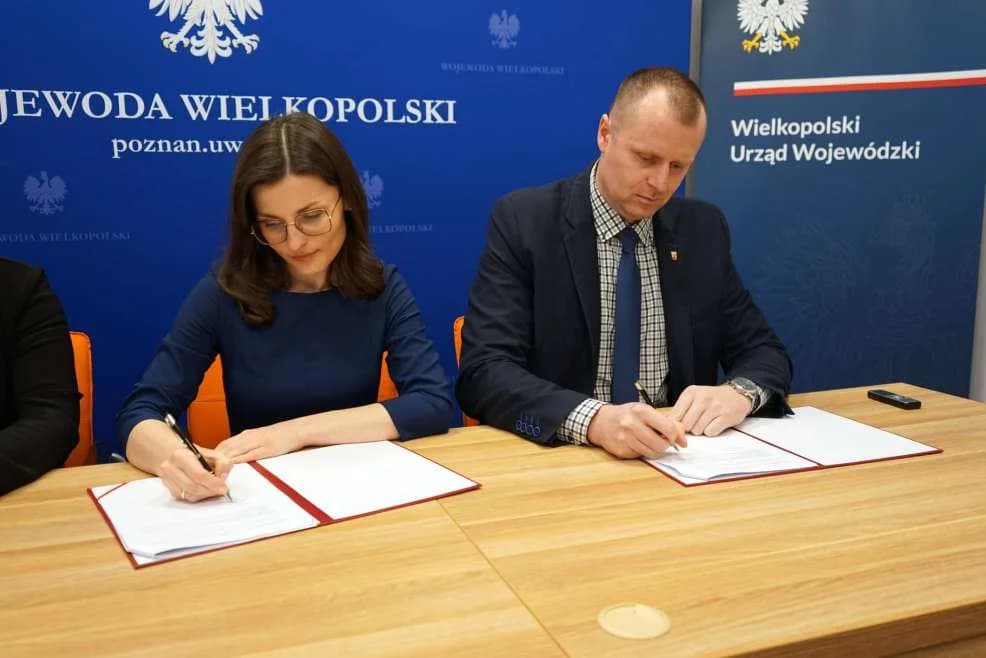 WAŻNA droga doczeka się przebudowy. Starosta podpisał umowę z wojewodą [ZDJĘCIA]