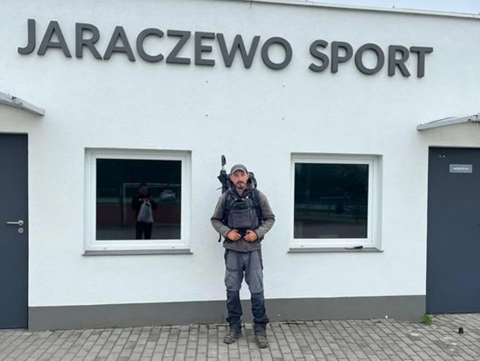 Tajemniczy wędrowiec idzie przez Polskę. Wiemy, kim jest — zdjęcie 3 z 3