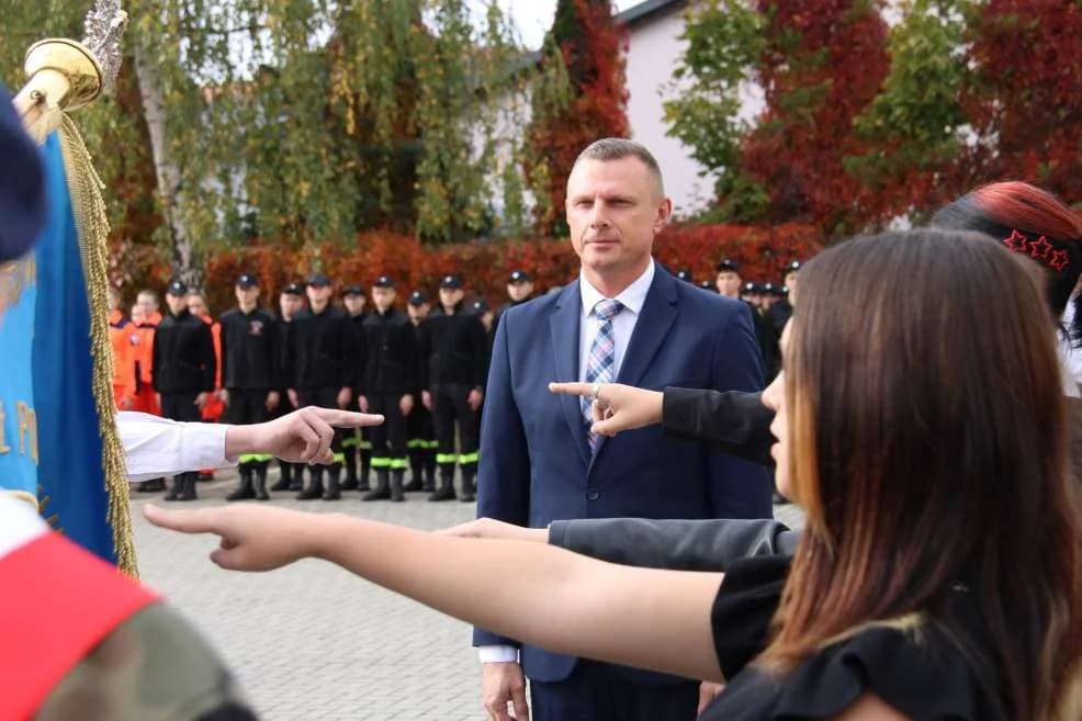 Podczas Dnia Edukacji Narodowej odbyło się ślubowania uczniów klas pierwszych — zdjęcie 2 z 19