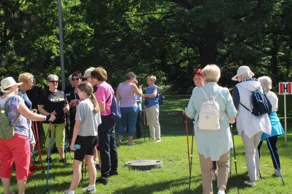 Rekordowy Marsz Nordic Walking Jarocińskiego Uniwersytetu Trzeciego Wieku [ZDJĘCIA] — zdjęcie 3 z 126