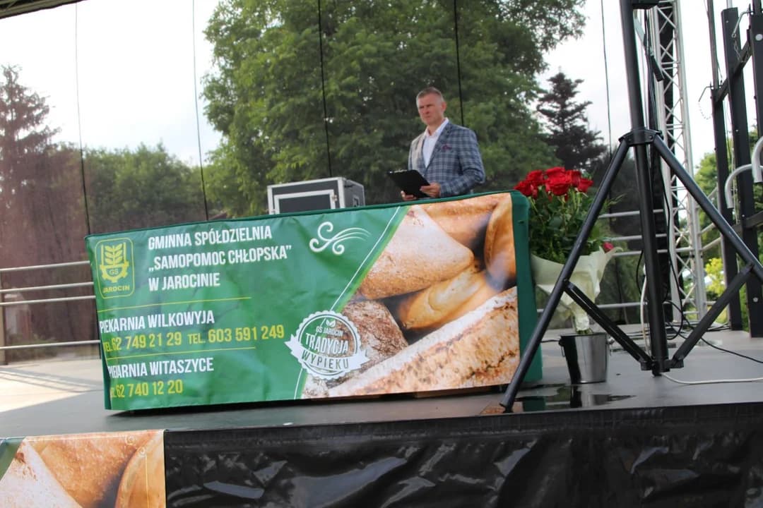 Jakub Tomaszewski prowadził imprezę z okazji 50-lecia piekarni w Wilkowyi — zdjęcie 4 z 28