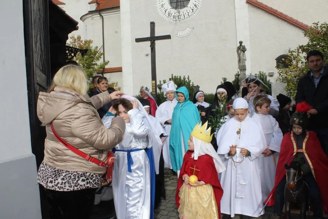 Marsz Wszystkich Świętych w parafii św. Marcina w Jarocinie — zdjęcie 6 z 73