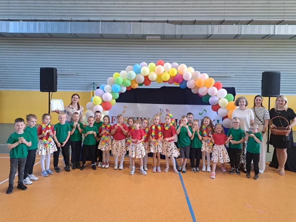 Gminny Festiwal Piosenki Bajkowej w Publicznym Przedszkolu nr 2 "Bajeczka" w Jarocinie — zdjęcie 5 z 59