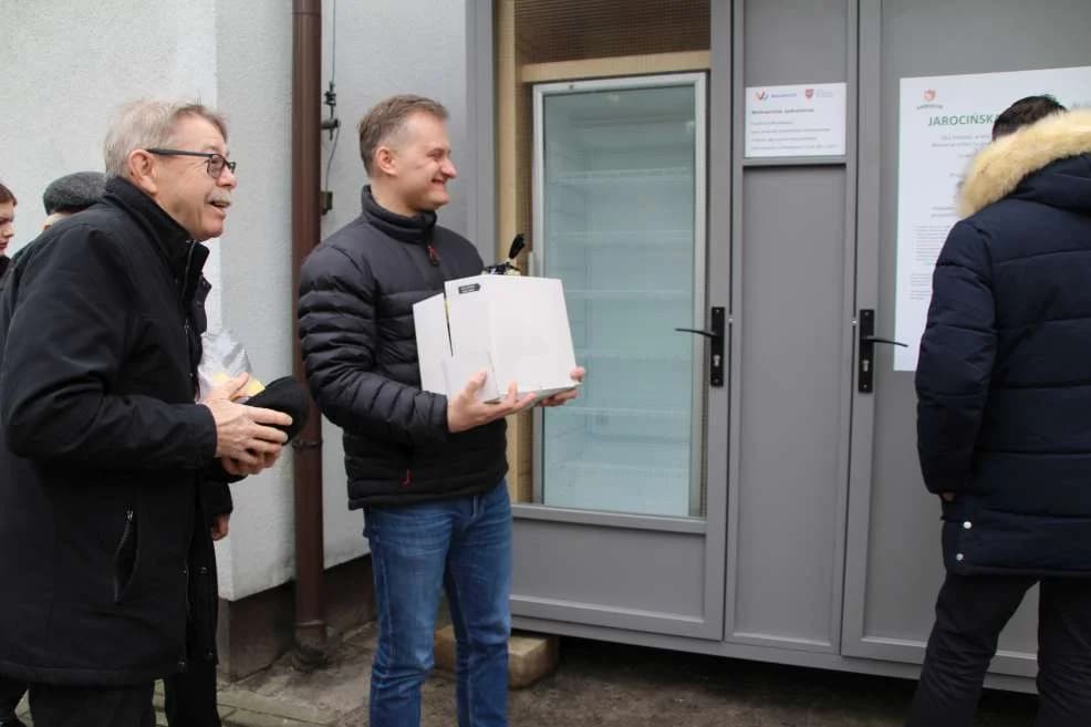 Jarocińska jadłodzielnia, czyli lodówka społeczna została oddana do użytku.Kto i na jakich zasadach może z niej korzystać?