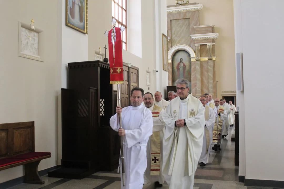 Ksiądz kanonik Rafał Sobieraj świętował 33. rocznicę święceń w Jarocinie z kolegami z rocznika [ZDJĘCIA] — zdjęcie 2 z 43