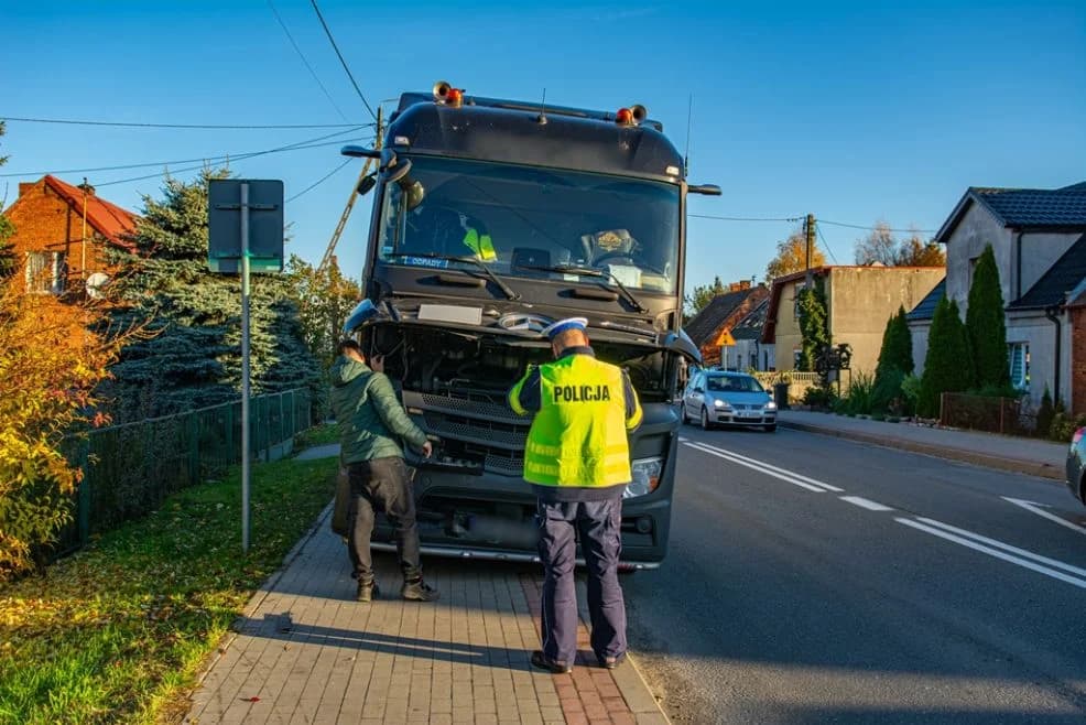 Poranny pośpiech na Wrocławskiej. Tir uderzył w auto dostawcze. Jedna osoba trafiła do szpitala. — zdjęcie 2 z 13