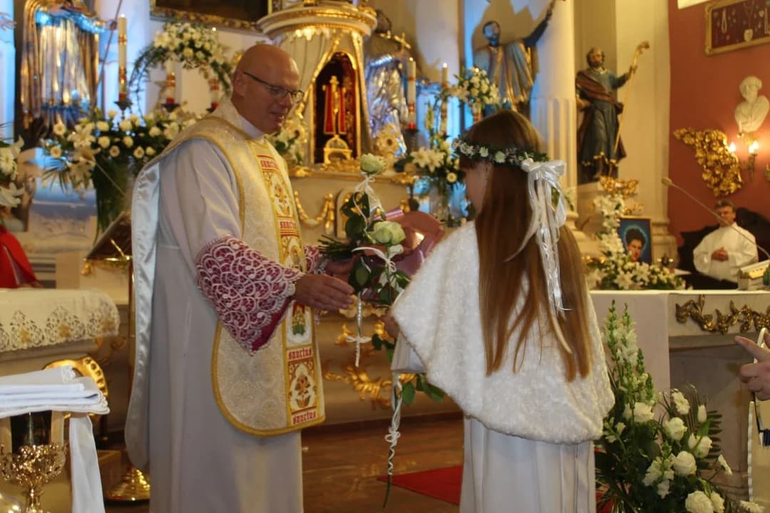 Pierwsza Komunia Święta w parafii św. Marcina w Jarocinie [ZDJĘCIA] — zdjęcie 4 z 344