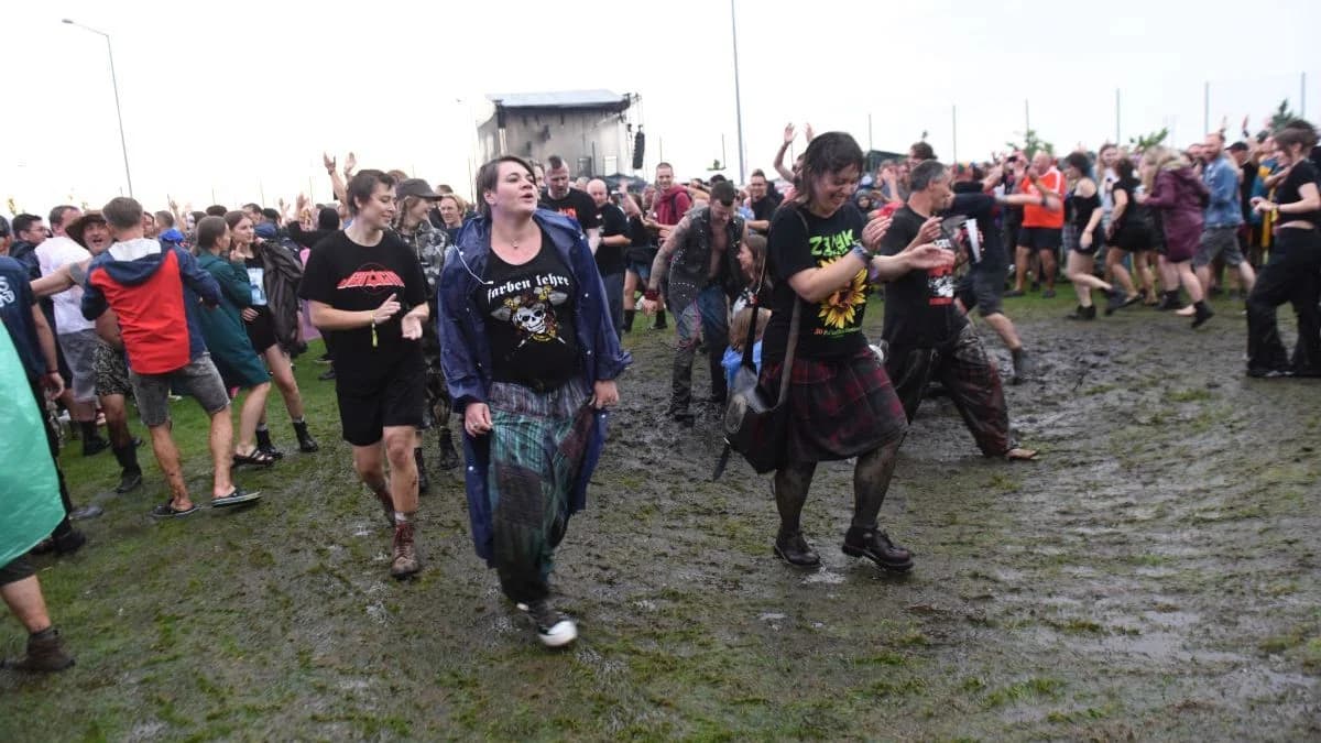 Tak bawiliście w błocie i deszczu podczas pierwszego dnia Jarocin Festiwal 2026