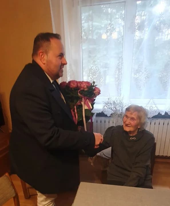 Kazimiera Kubiak z Boguszynka skończyła 100 lat. Najstarszą mieszkankę odwiedził wójt gminy Nowe Miasto [ZDJECIA] — zdjęcie 2 z 3