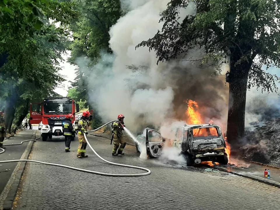 Pożar samochodu w Jarocinie. To już drugi dzisiaj [ZDJĘCIA]
