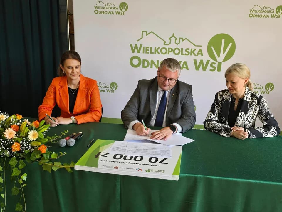 Podpisanie umów w ramach Wielkopolskiej Odnowy Wsi w Choczu — zdjęcie 2 z 28