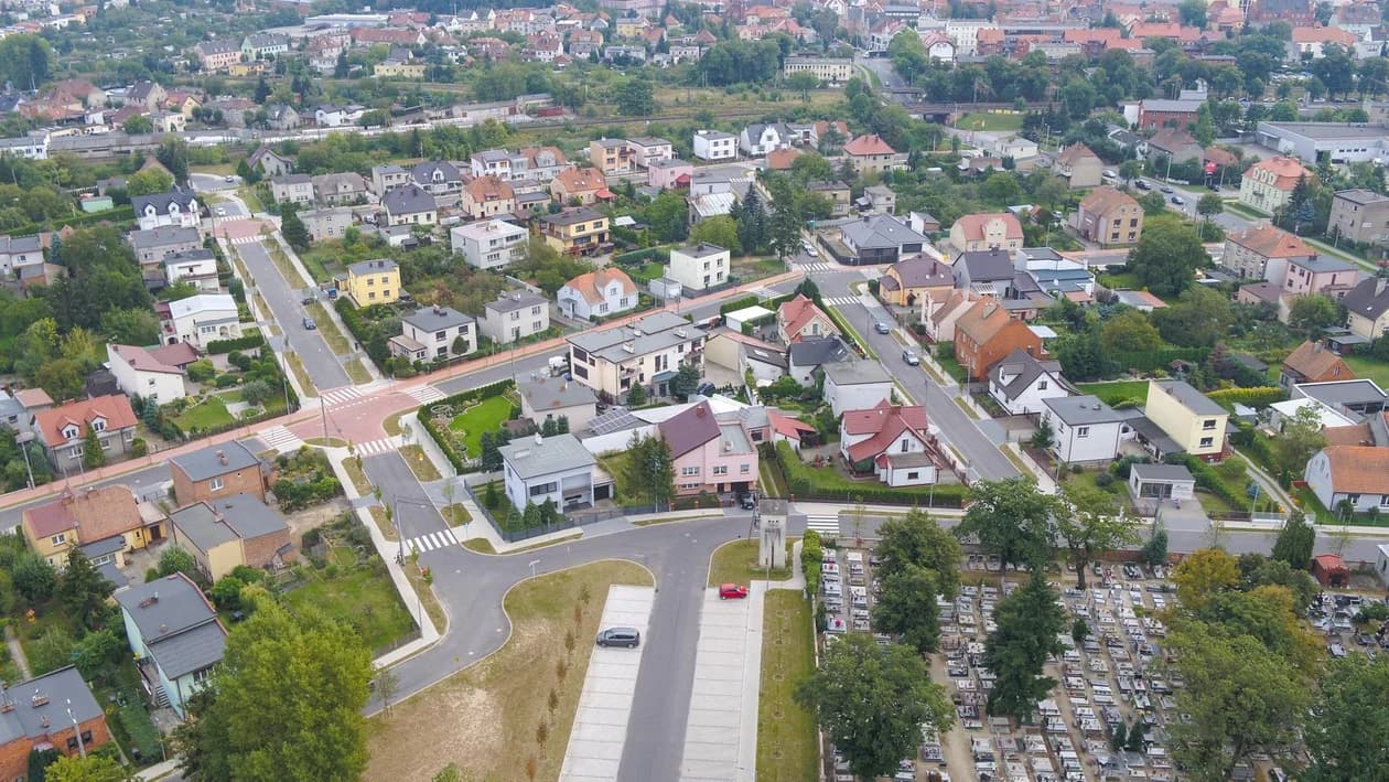 Drogi to jedna z najbardziej pożądanych i oczekiwanych inwestycji, również przez mieszkańców gminy Jarocin. Zwłaszcza na nowych i rozbudowywanych sukcesywnie osiedlach. Jarocin ma dzisiaj prawie 90 km dróg gminnych. Większość jest utwardzonych. Proces inwestycyjny w tym obszarze trwa od zarania samorządu, przy czym dynamika rośnie od momentu wejścia Polski do UE. Większość kluczowych inwestycji w zakresie sieci drogowej powstała z udziałem dofinansowania zewnętrznego. Wśród głównych inwestycji wymienia się drogę z Siedlemina do Potarzycy, a także oddaną niedawno drogę ze ścieżką rowerową z Jarocina do Wilkowyi, która stanowi alternatywę dla zatłoczonej powiatówki. W ostatnich latach zrealizowano też przebudowę ul. Jarmarcznej, która połączyła ul. Glinki ze Św. Ducha, a po remoncie fragmentu ul. Batorego stała się połączeniem Św. Ducha z ul. Wojska Polskiego (zobacz zmiana układu komunikacyjnego miasta). Z udziałem gminnych spółek przebudowano także drogi na osiedlu Kopernika w Jarocinie, a także zbudowano od zera infrastrukturę osiedla Zielony Zakątek w Roszkowie. Przy tej okazji nie można zapominać, że samorząd sporo zainwestował w ścieżki rowerowe. Od 2021 roku miasto realizowało Program Budowy Dróg Lokalnych i Osiedlowych. Był finansowany z budżetu Gminy Jarocin, a także z dofinansowań zewnętrznych, w tym z Rządowego Funduszu Rozwoju Dróg. W jego ramach wybudowano blisko 15 km dróg: Jarocin: Brdowa, Kurpiowska, Odrzańska, Poziomkowa, Świerkowa, Jeżynowa, Jagodowa Witaszyce: Radosna, Jarzębinowa, Pogodna, Zapłocie Golina: Brzozowa, Sosnowa, Klonowa, Bukowa, Polna, Grunwaldzka, Ogrodowa Wilkowyja: Bukowa, Grabowa, Klonowa, Świerkowa, Jesionowa, Sosnowa Cielcza: Maratońska, Sportowa, Olimpijska, Leśna, Piaskowa, Polna Siedlemin: LeśnaMieszków: droga do szkoły, ul. Dworcowa, Potarzyca: Gajowa Radlin: droga w kierunku przejazdu kolejowego. W Strategii Rozwoju Gminy Jarocin na lata 2023-2030 przewidziano kontynuację inwestycji drogowych, z planowanym budżetem około 35 milionów złotych na budowę i modernizację dróg lokalnych i osiedlowych.