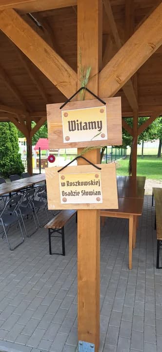Mieszkańcy i goście integrowali się w klimatycznej wiosce, która powstała przy szkole. Nie przeszkodziła im nawet kapryśna pogoda.