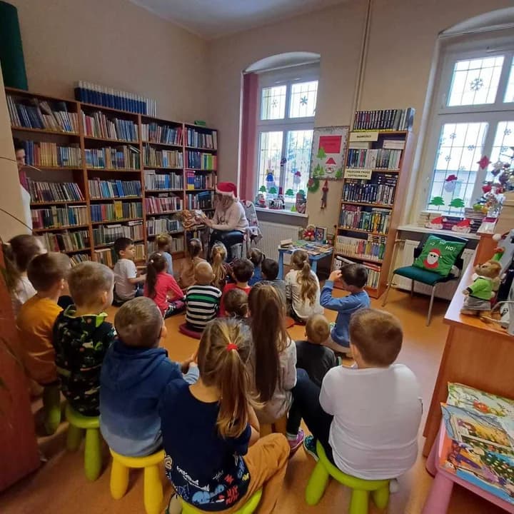 „Mikołajkowe Czytanie” w Bibliotece Publicznej Miasta i Gminy Jarocin — zdjęcie 3 z 80